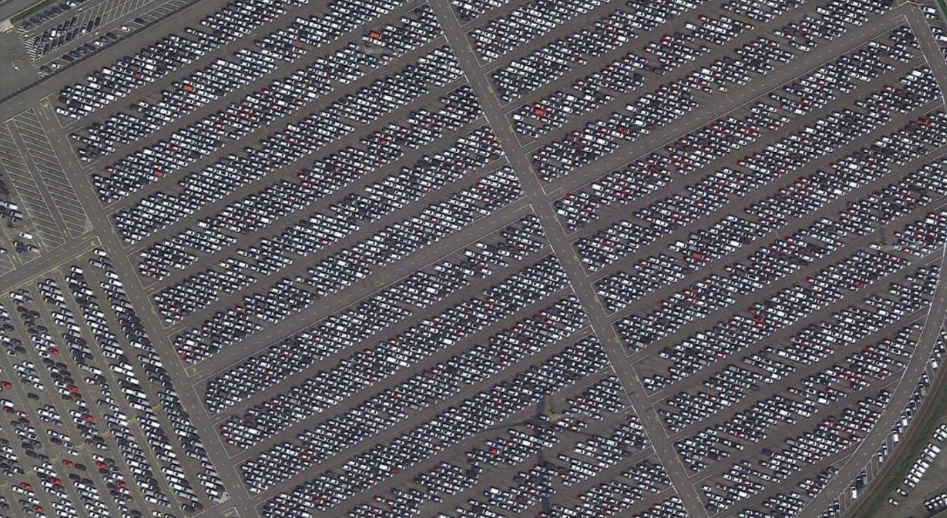 Parc logistique de véhicules neufs en Belgique, vu du ciel